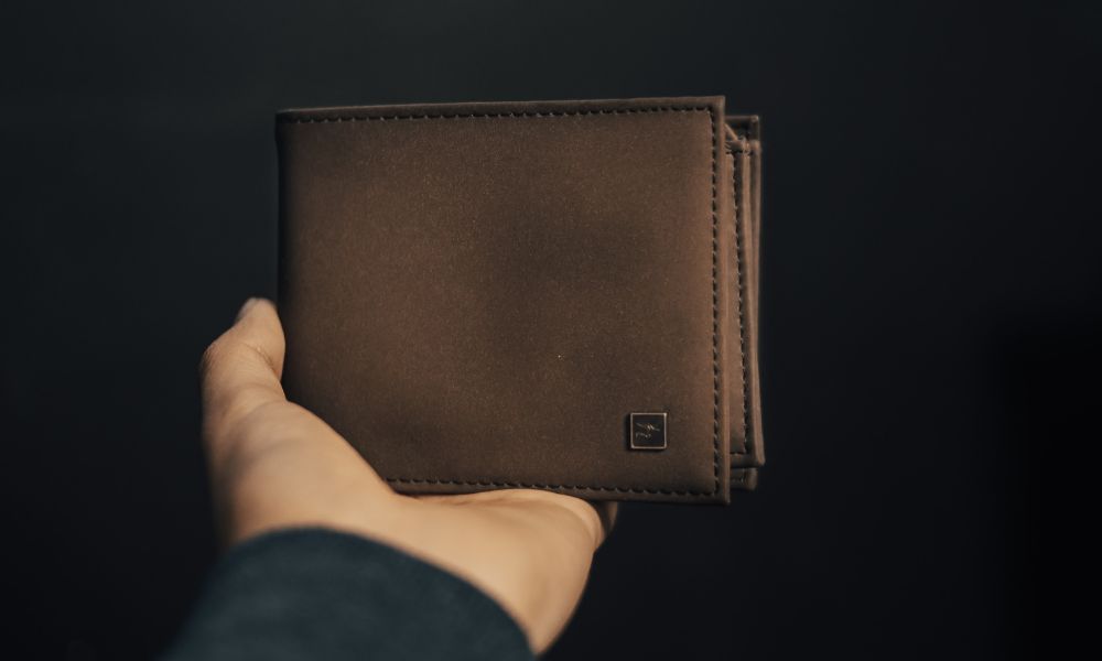 Men’s Wallets Weight: From Money Clips to Trifolds (24 Examples)